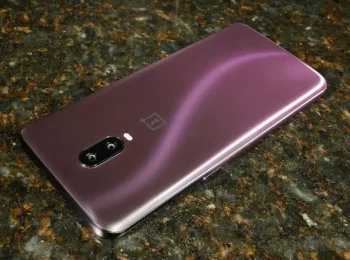وان‌پلاس با گوشی OnePlus Ace 6T دوباره جادو می‌کنه! رنگ بنفش افسانه‌ای برگشته